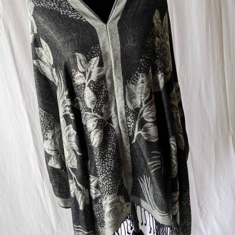 Women's Gray V Neck Scarf Pullover Shawl Wrap W/Fringe One Size - Picture 2 of 7